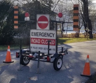 Road closed. Emergency. By police order section 468 HTA.