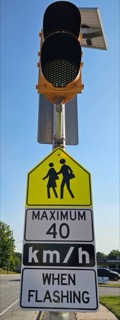 Two children walking. Maximum 40 km/h when flashing.