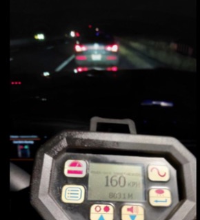 Speedometer displaying 160 km/h, distance 8631 m